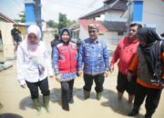 Tinjau Korban Banjir, Bupati Cirebon Berikan Bantuan