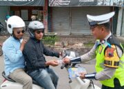 Sosialisasi Keselamatan dalam Berlalu Lintas, Sat Lantas Polres Pekalongan Bagikan leaflet dan Stiker kepada Pengguna Jalan