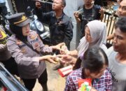 Polresta Cirebon Kerja Bakti Bantu Warga Bersihkan Lumpur Pasca Banjir