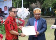 Memiliki Dedikasi Dan Kontribusi Untuk Pendidikan, Bupati Keerom Terima Penghargaan Dari YPK di Tanah Papua