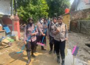 Pasca Banjir, Polwan Polresta Cirebon Kerja Bakti Bantu Warga Bersihkan Fasilitas Umum di Desa Sidaresmi
