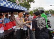 Jelang Buka Puasa, Satlantas Polres Cirebon Kota Bagi-bagi Takjil dan Nasi Kotak