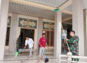 Jum’at Bersih, Kodim 0620/Kab Cirebon Turut Bersihkan Area Masjid