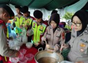 Polwan Polresta Cirebon Gelar Patroli Ngabuburit dan Berbagi Takjil yang Dimasak Sendiri