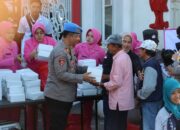 Kapolres Cianjur Turun Langsung Bagikan Ratusan Paket Takjil Buka Puasa Kepada Masyarakat