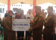 Bupati Imron Bersama BPJS ketenagakerjaan Serahkan Santunan Kematian kepada Ahli Waris Dua Kuwu