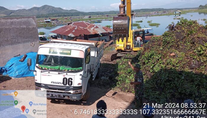 Gunakan Exsafator, Satgas Citarum Harum Sektor 12 Bersihkan Sampah dan Gulma Eceng Gondok Diwaduk Cirata