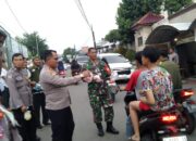 Bersama Koramil, Polsek Kesambi Bagikan Takjil Kepada Warga