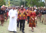 Bupati Keerom Bersama Ketua TP PKK Hadiri Peletakan Batu Pertama Pembangunan Gedung Pastoran Paroki St. Maria Assumpta Arso Timur Mannem