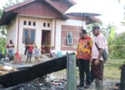 Peduli Warga, Bupati Keerom Gercep Kunjungi Kepala Kampung Korban Kebakaran Rumah Dan Berikan Bantuan