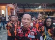 Teguh selaku Ketua PAC Depok Bersama Sebagian Anggotanya Melakukan Aktivitas Bakti Sosial Dengan Berbagi 1.500 Tahjil