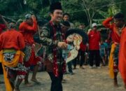Ratusan Warga Trans Palembaja Antusias, Sambut Cabup Lahat Yulius Maulana Dengan Kesenian Tradisional Kuda Kepang