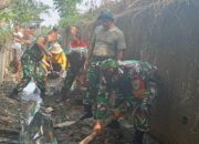 Cegah Banjir dan Wabah Penyakit, Babinsa Harjamukti Laksanakan Karya Bakti Pembersihan Sampah dan Saluran Air.