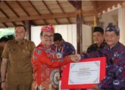 Bupati Imron: Serahkan Secara Simbolis Insentif Pengolahan PBB untuk Kuwu Hingga Perangkat Desa