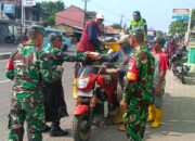 Jumat Berkah, Babinsa Kodim 0620/Kab Cirebon Bagi Nasi Kotak