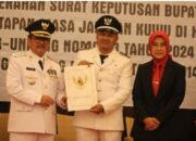 Serahkan SK Penetapan Masa Jabatan Kuwu, Bupati Imron Minta Fokus Kerja untuk Majukan Desanya