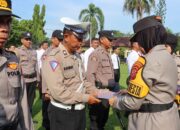 Kapolresta Cirebon Berikan Penghargaan Kepada Puluhan Personel Polresta Cirebon Berprestasi