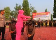 Kapolres Didampingi Ketua Bhayangkari Cabang Pekalongan Sematkan Baret kepada Para Bintara Remaja 