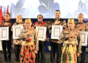 Bupati Keerom Piter Gusbager Raih Penghargaan dari Kapolri.   