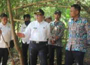 Tangani Masalah Sampah di Desa Pengarengan, Pj. Bupati Cirebon Terjunkan Alat Berat dan Truk Sampah