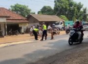 Dump Truk Terguling, Satlantas Polres Pekalongan Evakuasi dan Bersihkan Ceceran Tanah serta Tumpahan Oli