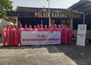 Polsek Karangtengah Bagikan 50 Paket Sembako Pada Warga Yang Membutuhkan