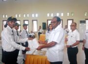 Lagi, Bupati Keerom Piter Gusbager Serahkan SK Pengangkatan PPPK Tenaga Guru dan Nakes