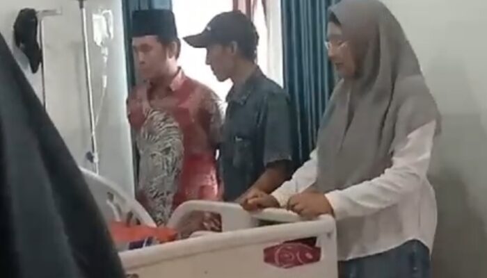 Calon Bupati Lahat Yulius Maulana Jenguk Orang Tua Ketua AWDI Lahat dirawat di RSUD