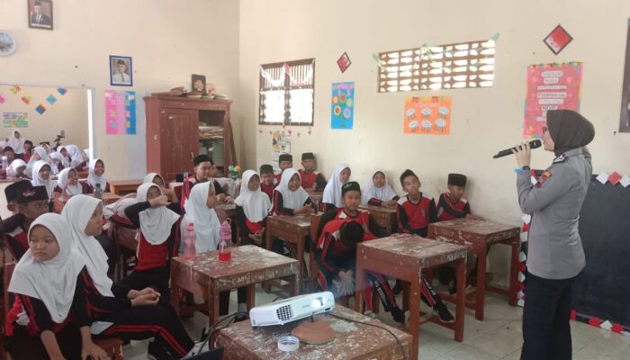 Kanit Binmas dan Bhabinkamtibmas Polsek Wonopringgo Sosialisasikan Pencegahan Bullying kepada Siswa Tingkat SD