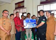 BUPATI SAMOSIR SERAHKAN 5 JUTA RUPIAH PER KK UNTUK BANTUAN PEMULIHAN EKONOMI DI KENEGERIAN SIHOTANG