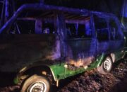 Diduga Konslet Saat Diperbaiki, Sebuah Mobil Suzuki Carry Terbakar