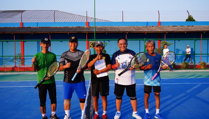 Pererat Silaturahmi, Kalapas Indramayu Ikuti Pertandingan Tenis Lapangan di Cirebon