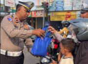 Polantas Polres Pekalongan Berikan Beras dan Minyak Goreng Bagi Pengendara Tertib Berlalu Lintas