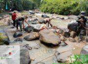 Bersihkan Sampah Di Sepanjang Aliran Sungai Cibalagung, Satgas Citarum Sektor 12 Berharap Warga Dapat Menjaga Kebersihan