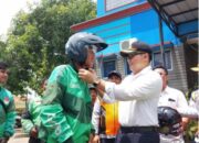 Pemkab Cirebon Bagikan Helm Gratis Bagi Pengendara Ojek Online