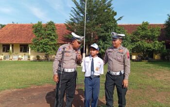 Jadi Pembina Upacara di SMPN 3 Kedungwuni, Kanit Kamsel Satlantas Polres Pekalongan Ajak Siswa Tertib Berlalu lintas