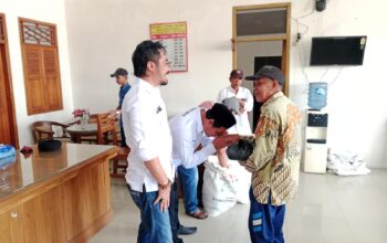 Pemdes Karangreja Kecamatan Suranenggala Kabupaten Cirebon Berbagi kebahagiaan dengan pembagian beras