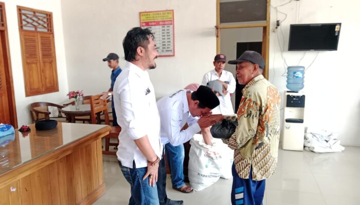 Pemdes Karangreja Kecamatan Suranenggala Kabupaten Cirebon Berbagi kebahagiaan dengan pembagian beras