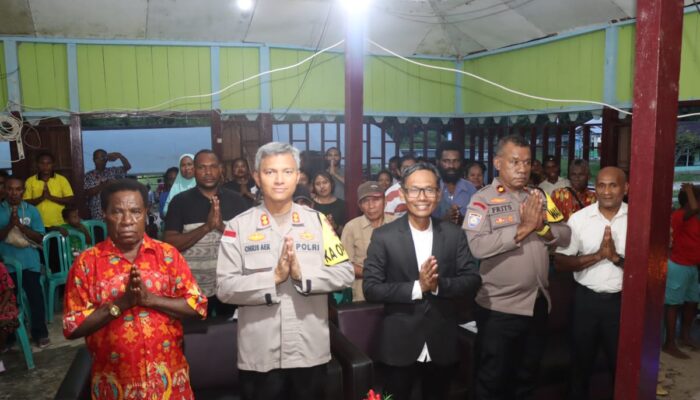 Perayaan Natal Polres Keerom, Menggelar Ibadah Bersama dan Berbagi Bingkisan Natal Kepada Masyarakat.