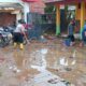 Pasca Banjir, Kapolsek Weru Polresta Cirebon Gelar Bakti Sosial di SDN 1 Setu Wetan