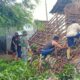 Babinsa Bersihkan Material Rumah Ambruk Akibat Tertimpa Pohon Tumbang