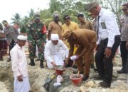Bupati Keerom Meletakan Batu Pertama Pemugaran Pura Jagat Natha Traimelyan