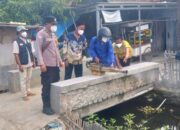 Cegah DBD, Bhabinkamtibmas Polsek Kapetakan Polres Ciko dampingi kegiatan Fogging desa pegagan kidul