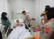 Kapolda Jabar Kunjungi Korban Longsor Pertambangan Gunung Kuda di RS Mitra Plumbon