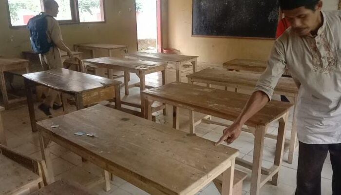 Miris, Untuk Belajar Anaknya, Orang Tua Siswa SDN Cikaratok Terpaksa Membawa Meja dan Bangku Sendiri