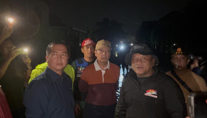 Dansat Brimob Polda NTB Terjun Langsung Bantu Proses Evakuasi Korban Banjir di Perumahan Riverside