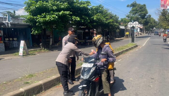 Unik! Pengendara Tak Tertib Malah Dapat Cokelat, Ini Pesan Sat Binmas Polres Pekalongan