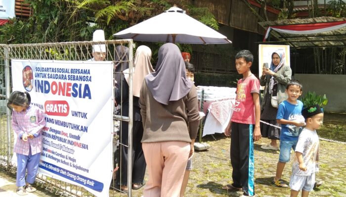 235 Nasi Box Dalam Solidaritas Bersama Orang-orang Baik, Yang Dibagikan Oleh Owner Cafe Dan Resto Sindanglaya Sebagai Penyambung Dermawan.
