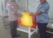 Dukung Semangat Atlet Muda, Kapolsek Web Serahkan Bantuan Kostum ke Kontingen Distrik Web
