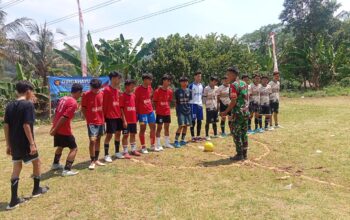 Dalam Rangka HUT TNI ke 80, Babinsa Majalaya Membuka Turnamen Futsal Trofeo Bersama Kepala Desa